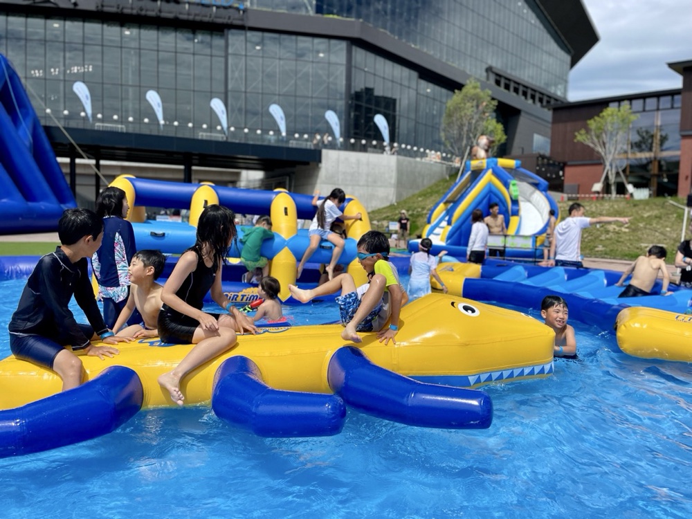 CHITOSE RIVER CITY PROJECTのウォーターパークで遊ぶ子どもたち