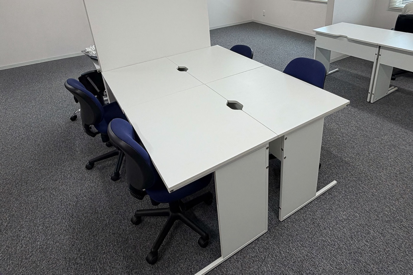 机を向かい合わせに並べた、みんなで使える作業スペース
